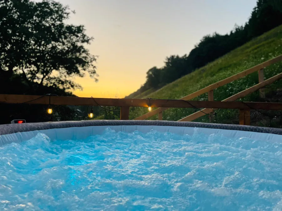 Jacuzzi la apus de aur cu lumini de basm